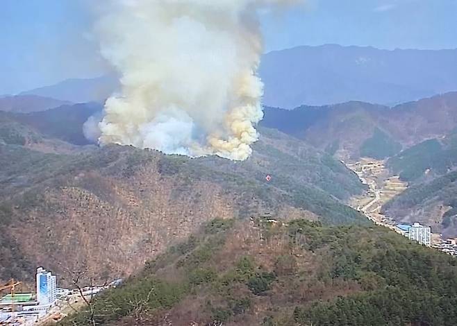 30일 낮 12시 47분쯤 화천군 화천읍 중리 산 70번지 일원 야산에서 발생한 산불이 초속 8m의 바람을 타고 인근지역으로 번지고 있다. 강원도 산불방지대책본부 제공