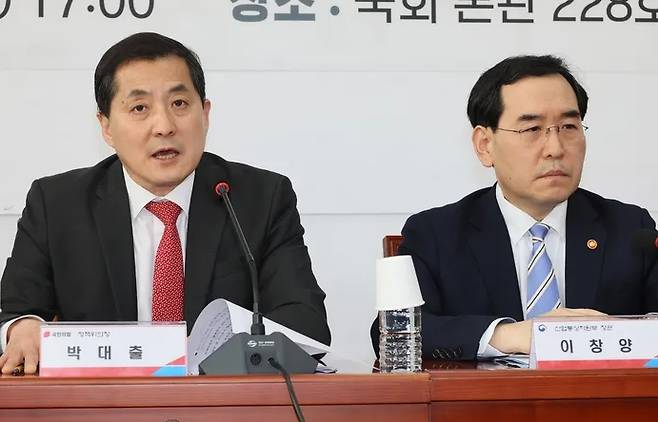Park Dae-chul, chair of the People Power Party (PPP) policy committee speaks at a meeting of the ruling PPP and the government on electricity and gas prices at the National Assembly on the afternoon of March 29. Yonhap News