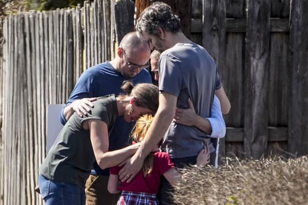지난 27일 총기 난사 사건이 발생한 미국 테네시주 내슈빌의 언약 학교 주변에서 일가족이 모여 함께 기도하고 있다. AP연합뉴스