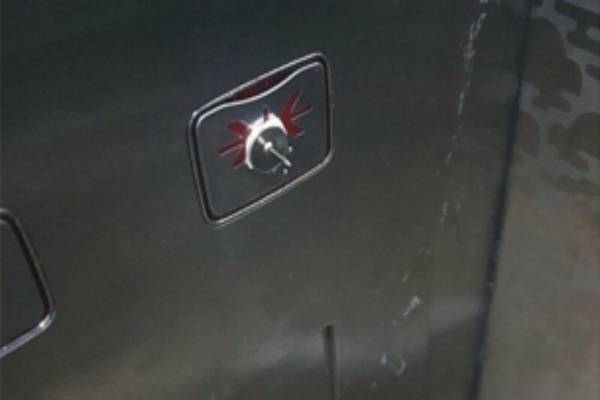 배달기사로 보이는 사람이 서울 한 건물 엘리베이터 '닫힘' 버튼에 붙인 압정. 온라인 커뮤니티 캡처