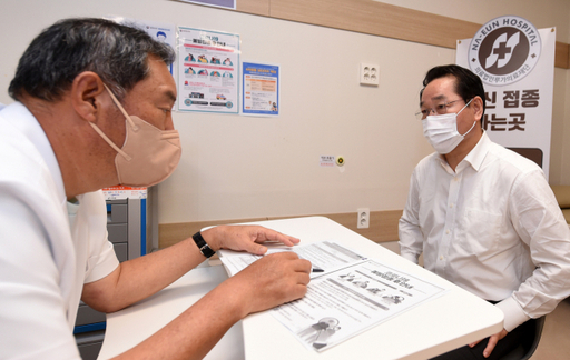 유정복 인천시장이 지난해 7월20일 인천 서구 나은병원에서 코로나19 백신 4차 접종을 받기 위해 문진을 받고 있다. 인천시 제공