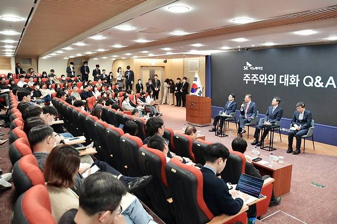 30일 SK이노베이션 경영진이 올해 처음으로 진행되는 ‘주주와의 대화’에서 주주들과 대화를 나누고 있다. [사진 출처 = SK이노베이션]