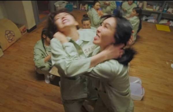 수용 인원이 한계를 넘어서면서 청주여자교도소에서도 폭력이 빈번이 발생하는 것으로 알려졌다. [사진출처 = 펜트하우스3 영상 캡처]