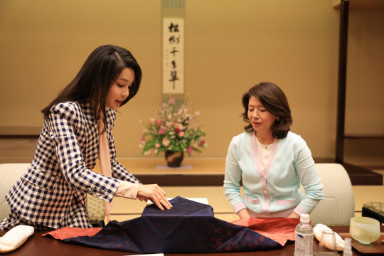 김건희 여사가 지난 16일 일본 도쿄 총리관저에서 유코 여사에게 전통 한과를 선물하고 있다.뉴시스