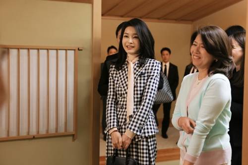 윤석열 대통령과 1박 2일간의 일정으로 일본을 방문한 김건희 여사가 지난 16일 총리 공저에서 기시다 후미오 일본 총리 부인 기시다 유코 여사를 만난 모습. [연합]