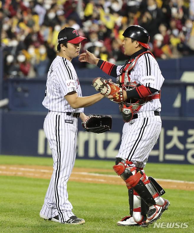 [서울=뉴시스] 조수정 기자 = 24일 서울 잠실야구장에서 열린 2022 KBO 포스트시즌 플레이오프 1차전 LG 트윈스와 키움 히어로즈의 경기종료, LG가 키움에 6대 3으로 승리한 뒤 LG 고우석과 유강남이 서로 인사를 나누고 있다. 2022.10.24. chocrystal@newsis.com