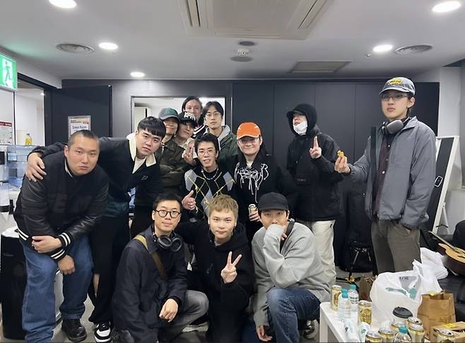 [서울=뉴시스] RM과 선셋 롤러코스터 멤버들. 2023.03.30. (사진 = 선셋 롤러코스터 인스타 캡처) photo@newsis.com *재판매 및 DB 금지