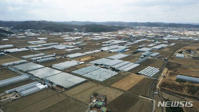 [용인=뉴시스] 김종택 기자 = 정부가 경기 용인시에 여의도 면적의 2.4배에 달하는 반도체 메가 클러스터를 조성한다. 이를 포함해 반도체·미래차·우주·원전 등 첨단산업 육성을 위한 총 4076만㎡(1200만평) 규모의 국가첨단산업벨트 후보지 15곳을 발표했다. 사진은 15일 세계 최대의 '반도체 메가 클러스터' 조성 예정지인 경기도 용인시 남사읍 모습. 2023.03.15. jtk@newsis.com