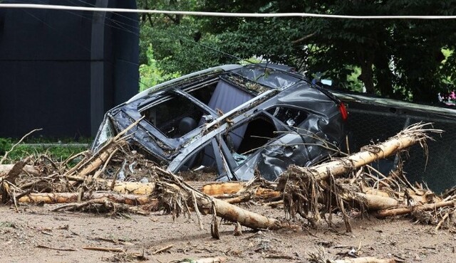 지난해 8월10일 경기 광주 남한산성면 검복리 마을에서 파손된 차량이 물에 떠내려가고 있다. 연합뉴스