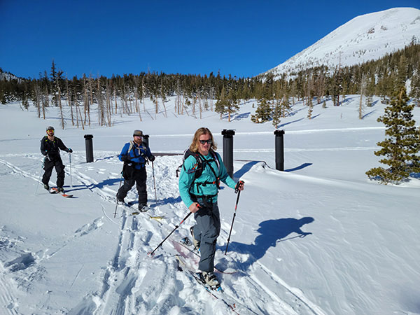 노르딕 스키를 즐기는 스키어 뒤로 보이는 검은 기둥은 화장실 굴뚝이다. 그만큼 눈이 많이 쌓였다.