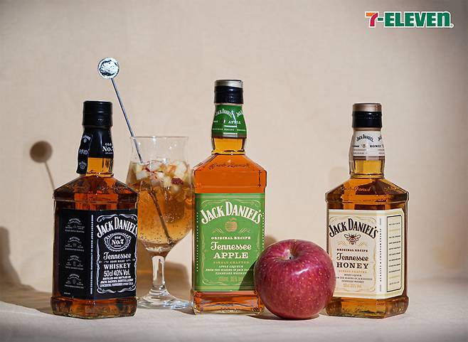잭 다니엘스(사진 왼쪽부터), 잭 다니엘스 애플, 잭 다니엘스 허니. 세븐일레븐 제공.