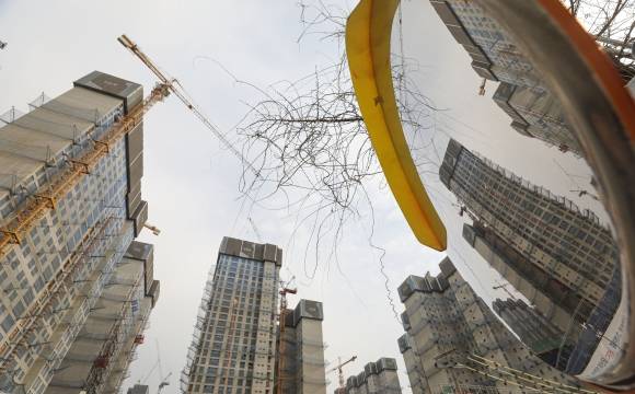 부동산 PF가 막히면서 전국적으로 공사가 지연되거나 중단되는 건설사업장이 속출하고 있다. 사진은 지난해 공사가 중단됐다가 재개된 서울 강동구 올림픽파크포레온 전경.  뉴시스