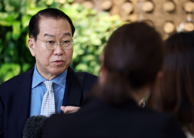권영세 통일부 장관이 22일 김포공항에서 일본으로 출국하기 전 취재진의 질문에 답하고 있다. 연합뉴스