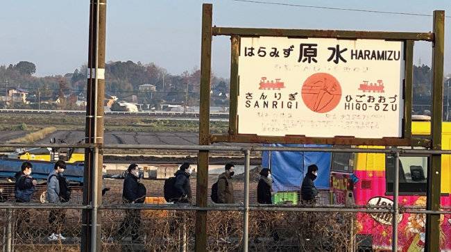 구마모토 실리콘밸리로 가는 통근버스를 기다리는 직장인들. [도쿄=허문명 기자]
