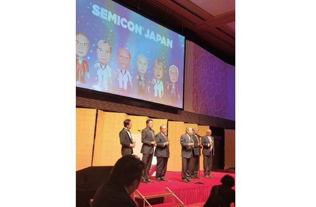 2022년 12월 도쿄에서 열린 세미콘 재팬 만찬장. 히가시 데쓰로 라피더스 회장이 무대에서 연설하고 있다. [도쿄=허문명 기자]