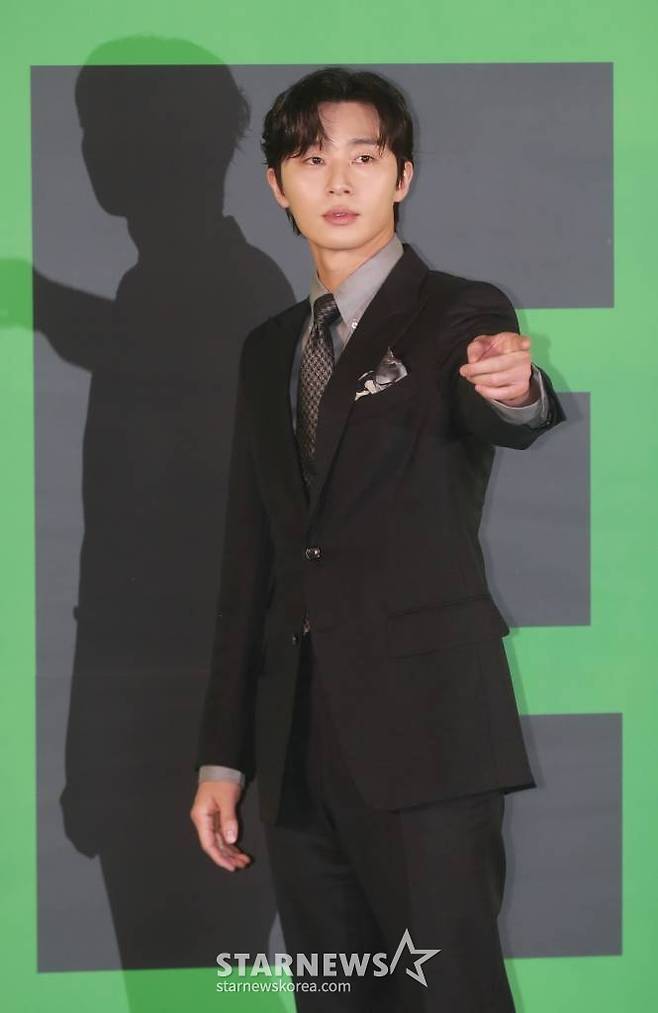 배우 박서준이 30일 오전 서울 메가박스 성수점에서 진행된 영화 '드림'(감독 이병헌) 제잘발표회에 참석해 포즈를 취하고 있다.  개념없는 전직 축구선수 홍대(박서준)와 열정 없는 PD 소민(이지은)이 오합지졸 선수들과 홈리스 월드컵에 도전하는 이야기를 유쾌하게 그린 코미디 영화 '드림'은 4월 26일 개봉한다. /2023.03.30 /사진=이동훈 기자 photoguy@