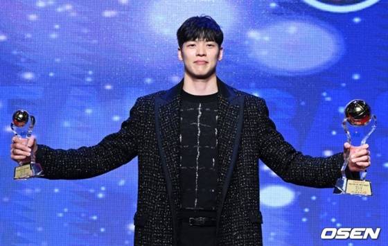 서울 SK 김선형이 30일 그랜드 인터컨티넨탈 서울 파르나스 그랜드볼룸에서 열린 정규리그 시상식에서 10년 만에 MVP를 차지한 뒤 세리머니를 펼치고 있다. /사진=OSEN