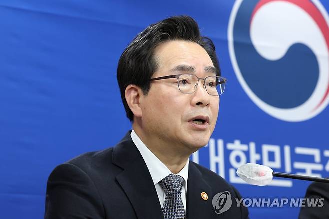 비상경제회의 합동브리핑에서 발표하는 정황근 장관 [연합뉴스 자료 사진]