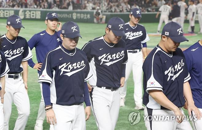 고개 숙인 WBC 대표팀 3월 10일 오후 일본 도쿄돔에서 열린 2023 월드베이스볼클래식(WBC) B조 본선 1라운드 한국과 일본의 경기. 13-4로 패배한 우리나라 대표팀 선수들이 고개를 떨구고 있다. [연합뉴스 자료사진]