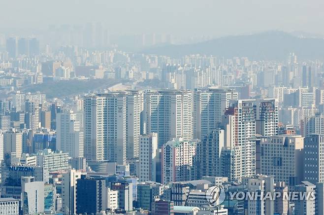(서울=연합뉴스) 신준희 기자 = 27일 남산에서 바라본 서울 강북 지역 아파트들. 2023.3.27 hama@yna.co.kr