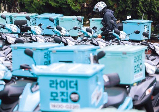서울 시내에 주차돼 있는 배민라이더스 배달 오토바이. (사진=우아한형제들)