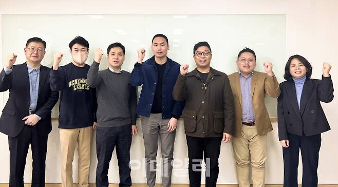 지난 22일 서울 종로구 하이커 그라운드에서 한국관광공사와 이데일리 주최로 열린 ‘컴퍼니 빌더’ 간담회에 참가한 관계자들이 사진을 찍고 있다. (왼쪽부터) 이진혁 타이드스퀘어 대외협업실 이사, 송민규 야놀자 커뮤니케이션 실장, 정용안 한국관광공사 관광기업창업팀장, 정태정 트립닷컴 액티비티 사업부 부장, 이승용 익스피디아 이사, 정경륜 익스피디아 전무, 곽재연 한국관광공사 관광기업창업팀 차장