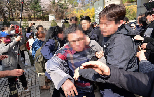 이재명 더불어민주당 대표가 31일 오전 서울 서초구 중앙지법으로 출석하는 과정에서 이 대표를 규탄하는 일부 시민들이 경찰에 제지당하고 있다.(사진=뉴시스)