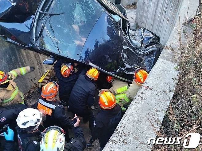 지난해 12월 6일 강원 강릉에서 발생한 차량 추락 사망사고.(강릉소방서 제공) 2023.2.28/뉴스1