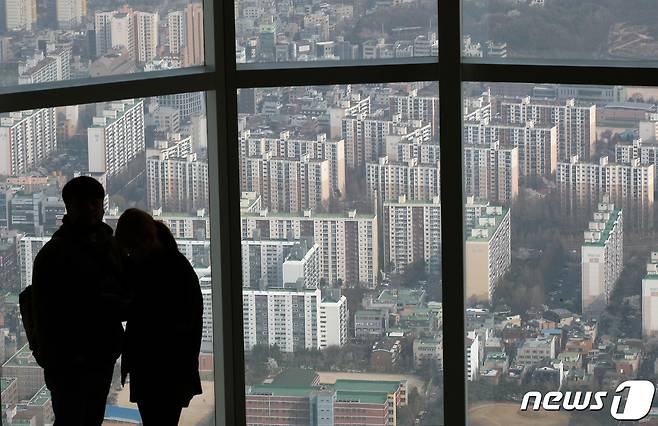 지난 29일 오후 서울 송파구 롯데월드타워 서울스카이 전망대에서 아파트 단지가 보이고 있다.. 2023.3.29/뉴스1 ⓒ News1 박정호 기자