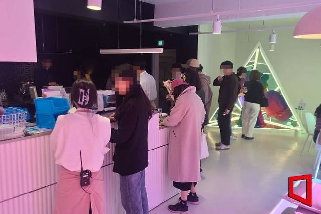 30일 오후 서울 성동구 성수동 '카누하우스' 팝업스토어 3층을 찾은 방문객들이 카누 바리스타 커피머신으로 만든 커피를 체험하고 있다.[사진=송승윤 기자]