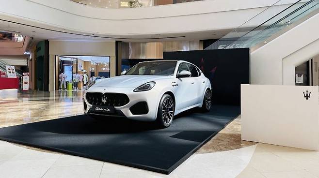 스타필드 하남에 전시된 마세라티 SUV 그레칼레＜사진제공:FMK＞