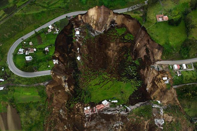 3월 28일 에콰도르 알라우시에서 산사태가 일어나 한 마을이 토사에 파묻혔다. 이 산사태로 16명이 숨지고 16명이 수십명이 실종됐다./AFP 연합뉴스