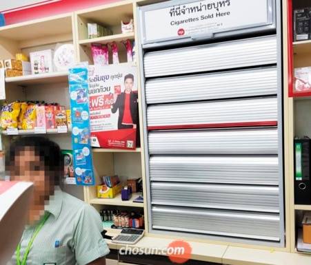 태국 푸켓의 한 편의점 내부. 담배를 전시해 흡연 욕구가 생기는 것을 막고자 담배 진열대를 가려두고 있다. /조선DB