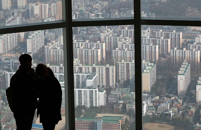 서울 송파구 롯데월드타워 서울스카이 전망대에서 아파트 단지가 보이고 있다/뉴스1