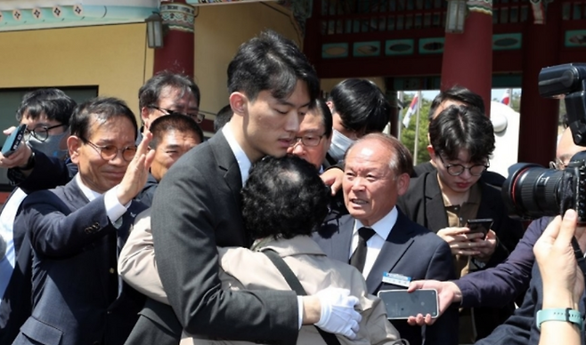 전직 대통령 고(故) 전두환 씨의 손자 전우원 씨가 31일 오전 광주 북구 운정동 국립 5·18민주묘지에서 5·18 유가족인 김길자 씨를 위로하고 있다. ⓒ연합뉴스