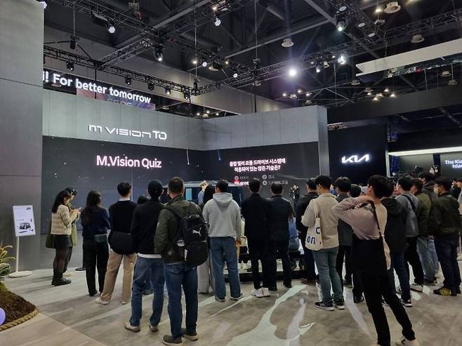 현대모비스관의 퀴즈 행사에 참여하기 위해 관람객들이 모여들었다. ⓒ데일리안 편은지 기자