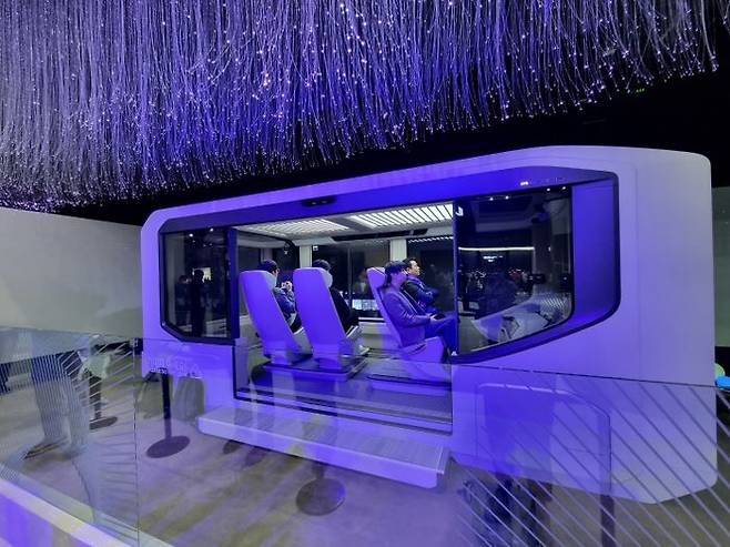 방문객들이 현대모비스관에 전시된 엠비전 HI에 탑승해 직접 시선처리 기술을 체험하고 있다. ⓒ