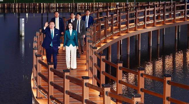 윤석열 대통령과 김건희 여사가 31일 오후 전남 순천시 순천만국가정원에서 열린 '2023 순천만국제정원박람회 개막식'에 입장하고 있다. [광주전남사진기자단]