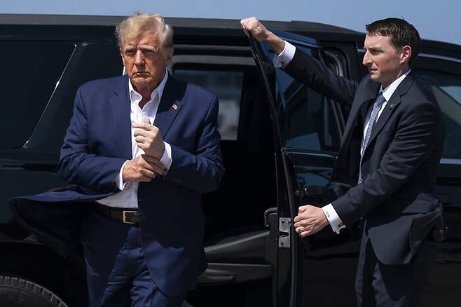 도널드 트럼프 전 미국 대통령이 25일 플로리다주 팜비치 공항에 도착하고 있다. 팜비치/AP 연합뉴스