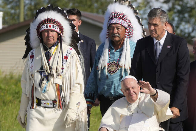 프란치스코 교황이 지난해 7월26일 캐나다 방문길에 원주민과 함께 하고 있다. AP 연합뉴스