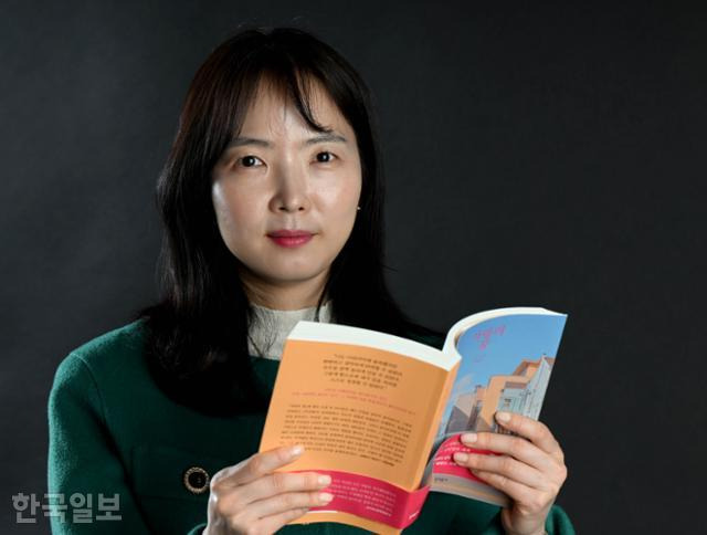 24일 서울 중구 한국일보에서 만난 손보미 작가는 신간 소설집 제목에 대해 "사랑이 아니라 '사랑의 꿈'이라서 좋았다"며 그 제목이 "가장 아름다운 꿈이나 한낱 허상에 지나지 않는 것 같기도 한 이미지를 준다"고 설명했다. 왕태석 선임기자