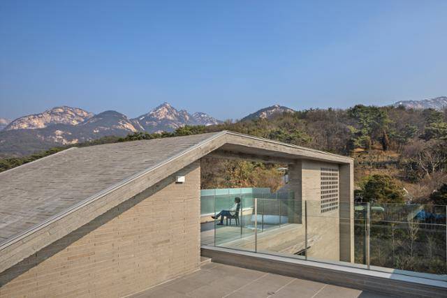 옥상 테라스는 북한산 방향으로 완전히 열려 있다. 외부 시선이 차단된 옥상 공간에서 가족들은 그림 같은 풍경을 온전히 즐길 수 있다. 윤준한 건축사진작가 제공