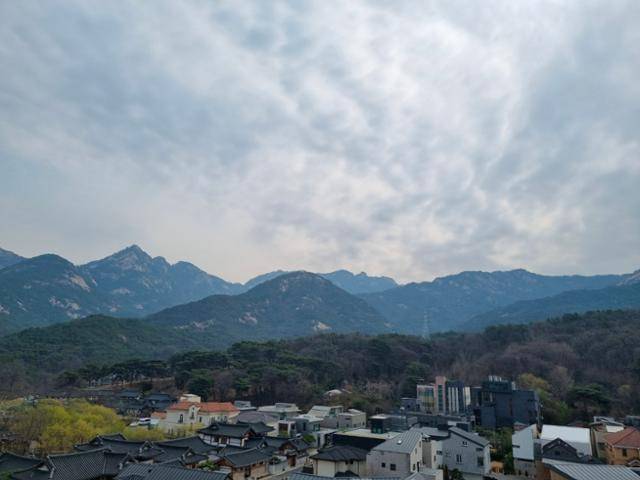 숲을 향한 주택 테라스에서는 북한산 산세가 파노라마처럼 펼쳐진다. 손효숙 기자