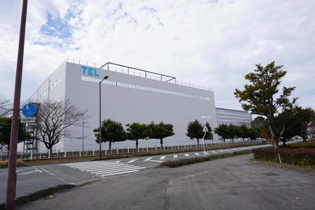 2021년 12월 21일 일본 구마모토현 기쿠요초에 위치한 세계적 반도체 장비 업체인 도쿄일렉트론 공장 전경. 이곳 동쪽엔 스마트폰 카메라용 센서를 제조하는 소니반도체솔루션 공장이 있고, 그 남쪽엔 대만의 반도체 업체 TSMC 공장이 건설되고 있다. 구마모토=최진주 특파원