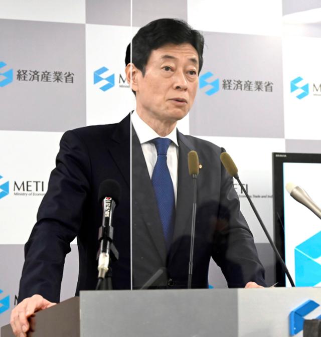니시무라 야스토시 일본 경제산업성 장관이 지난해 11월 11일 도쿄 경산성에서 기자회견을 하고 있다. 도쿄=AP·교도 연합뉴스