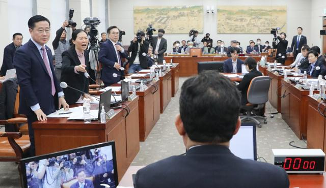 31일 국회 교육위원회에서 개최한 '정순신 자녀 학교폭력 진상조사 및 학교폭력 대책 수립을 위한 청문회'에서 더불어민주당이 정순신 변호사의 불출석을 이유로 의사일정을 변경하려 하자, 국민의힘 소속 의원들이 자리에서 일어나 항의하고 있다. 정 변호사는 건강상의 이유로 불출석 사유서를 제출했다. 뉴스1