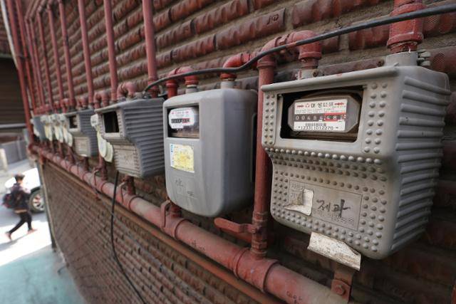 31일 서울 시내 가스계량기 모습. 국민의힘과 정부는 이날 오전 국회에서 당정협의회를 열고 전기와 가스요금 인상 여부를 추후 결정한다고 밝혔다. 연합뉴스