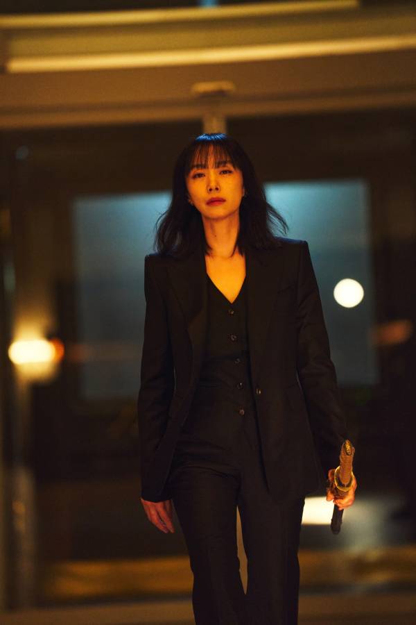 '길복순' 스틸컷 속 전도연. (사진=넷플릭스)