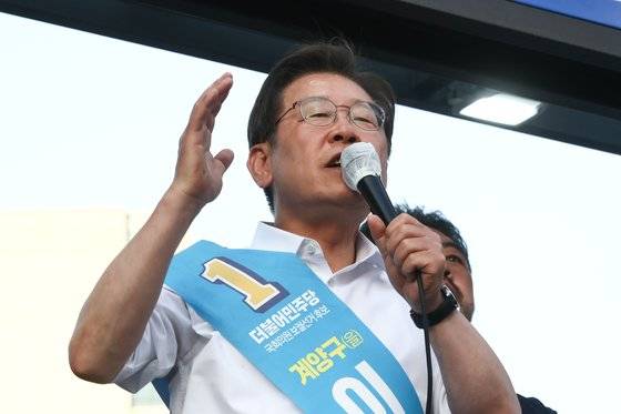 지난해 5월 31일 인천 계양구을 국회의원 보궐선거에 출마한 더불어민주당 이재명 후보가 인천 계양구 계산역 일대에서 열린 유세에서 지지를 호소하고 있다. [국회사진기자단]