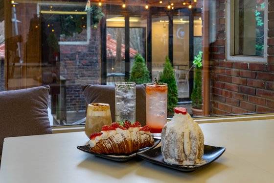 우이동 유원지 카페 ‘릴렉스’가 내놓는 다양한 음료와 디저트. [중앙포토]